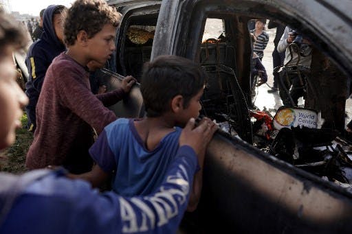 سه کودک اهل غزه دور لاشه اتومبیل سازمان آشپزخانه مرکزی جهان که یک سازمان امدادی غیردولتی است جمع شده‌اند. این اتومبیل هدف حمله هوایی اسرائیل قرار گرفته بود.
