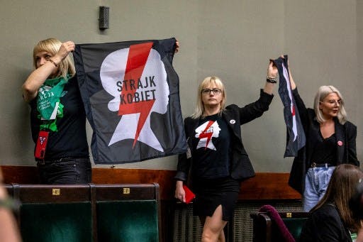 چند کنشگر حامی حق پایان خودخواسته بارداری پرچم سازمانشان را بلند کرده‌اند: پرچم سیاه‌رنگ است، با طرح نیم‌رخ چهره یک زن، و یک صاعقه قرمز که از روی آن می‌گذرد. روی تصویر به لهستانی نوشته: «اعتصاب زنان سراسر لهستان» که نام سازمانشان است.