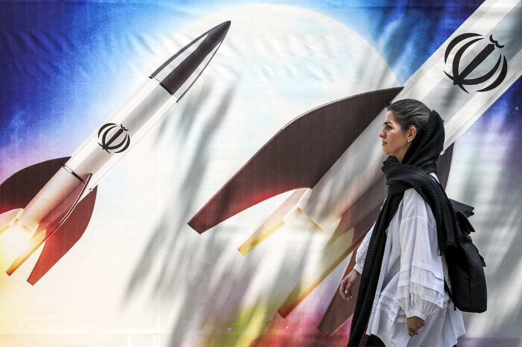 روی بنر موشک با آرم الله پرچم جمهوری اسلامی