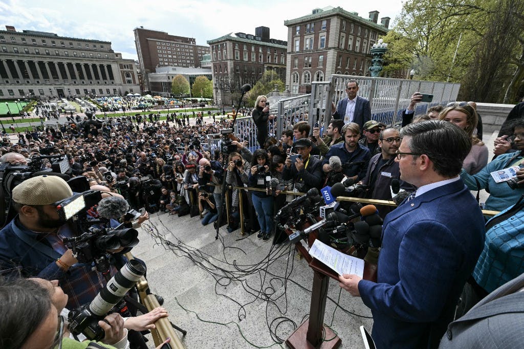 مایک جانسون، رئیس مجلس نمایندگان ایالات متحده، پس از دیدار با دانشجویان یهودی، در حالی که دانشجویان و فعالان همچنان به اعتراض به جنگ اسرائیل و حماس در محوطه دانشگاه کلمبیا در شهر نیویورک در ۲۴ آوریل ۲۰۲۴ ادامه می دهند، با رسانه ها صحبت می کند.