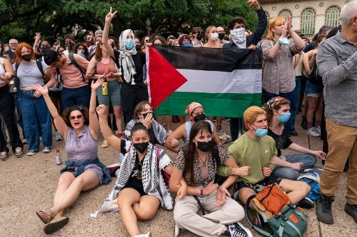تصویر تعدادی از دانشجویان معترض که محوطه دانشگاه تگزاس در آستین تگزاس در حمایت از فلسطینی ها تظاهرات کردند. پرچم فلسطین را هم می بینیم