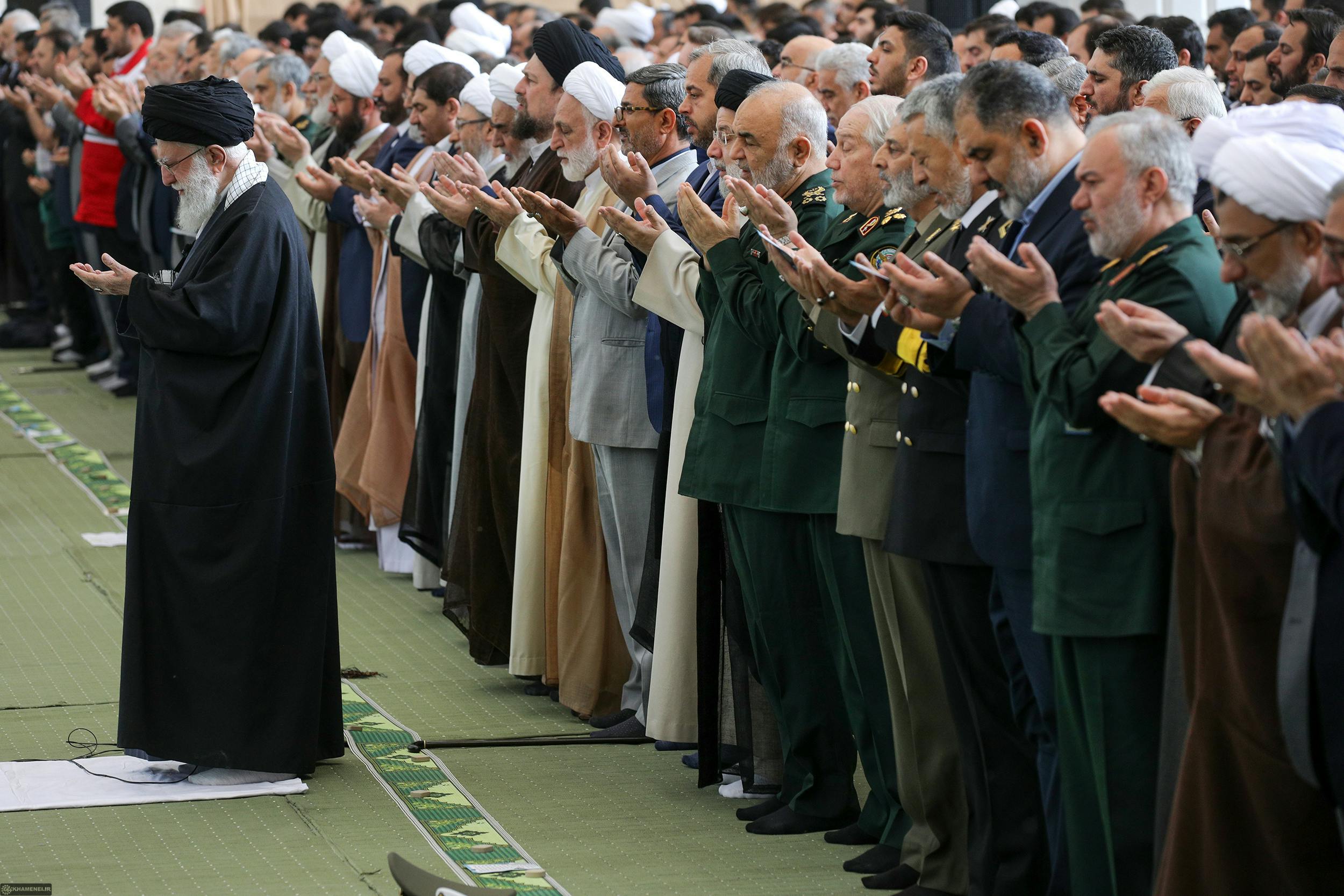 علی خامنه‌ای و مسئولان نظامش در حال خواندن نماز عید فطر
