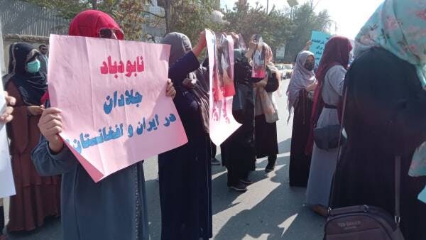 تجمع زنان با نوشته‌ی: نابود باد جلادان در ایران و افغانستان