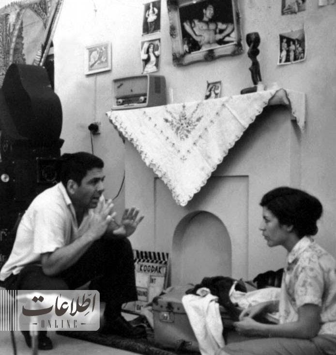 تصویری از پشت صحنه فیلمبرداری «خشت و آینه» که در آن ابراهیم گلستان و تاجی احمدی دیده می‌شوند. عکس از روزنامه اطلاعات