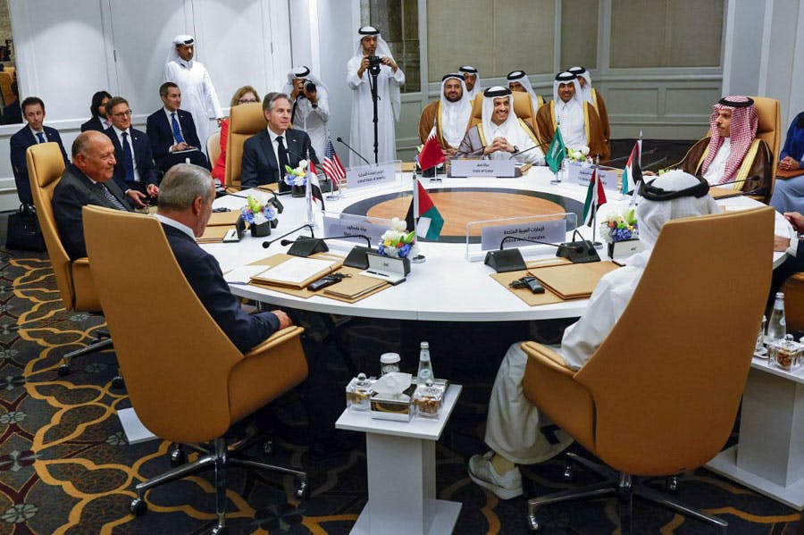 آنتونی بلینکن، وزیر امور خارجه آمریکا و نمایندگان مصر، اردن، عربستان سعودی، قطر، امارات متحده عربی و تشکیلات خودگردان فلسطین دور یک میز گرد نشسته‌اند.