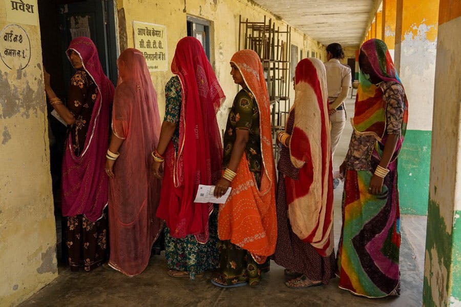 سف زنان با لباس‌های رنگی برای شرکت در انتخابات سراسری هند.