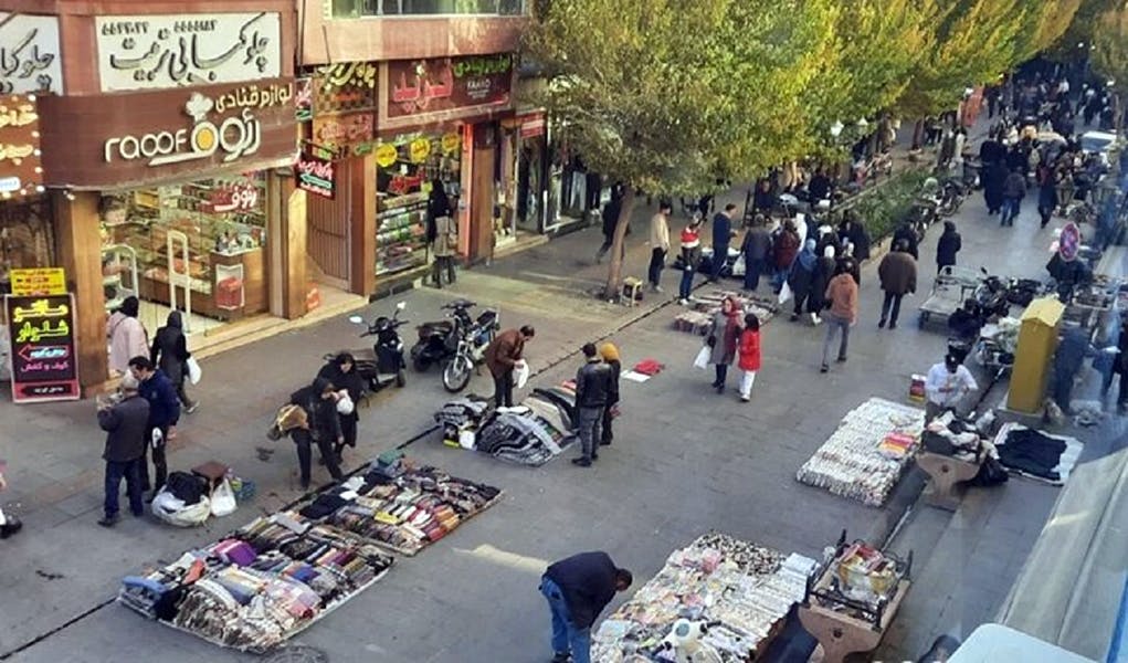 عکس از سایت "عصر ایران" − در کنار آن در گزارشی درباره دستفروشی و فشار کمرشکن گرانی نوشته شده: هم خسته‌ایم، هم بریده‌ایم