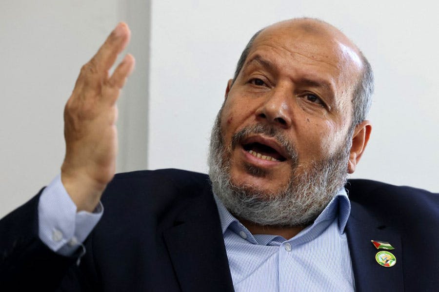 خلیل الحیا، عضو ارشد شاخه سیاسی حماس در حال گفت‌وگو دست خود را بالا گرفته است.