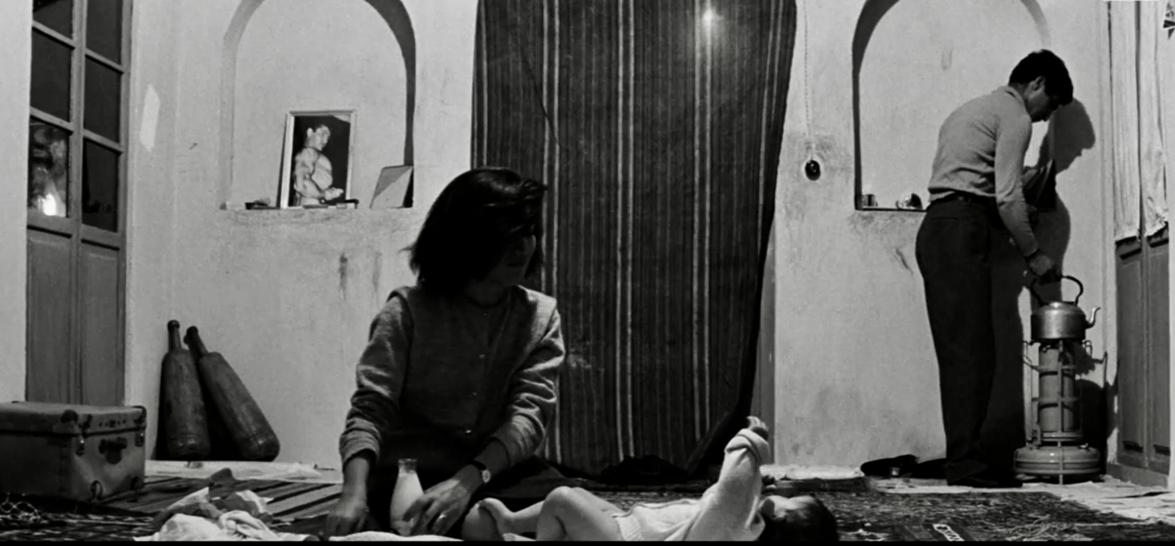 صحنه‌ای از نسخه بازسازی‌شده فیلم خشت و آیینه، ساخته ابراهیم گلستان - در این صحنه مرد، زن و کودک در یک قاب دیده می‌شوند.