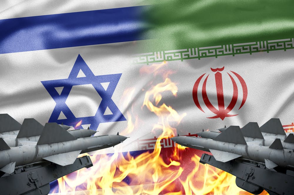 موشک در پیش زمینه پرچم های دو کشور ایران و اسرائیل