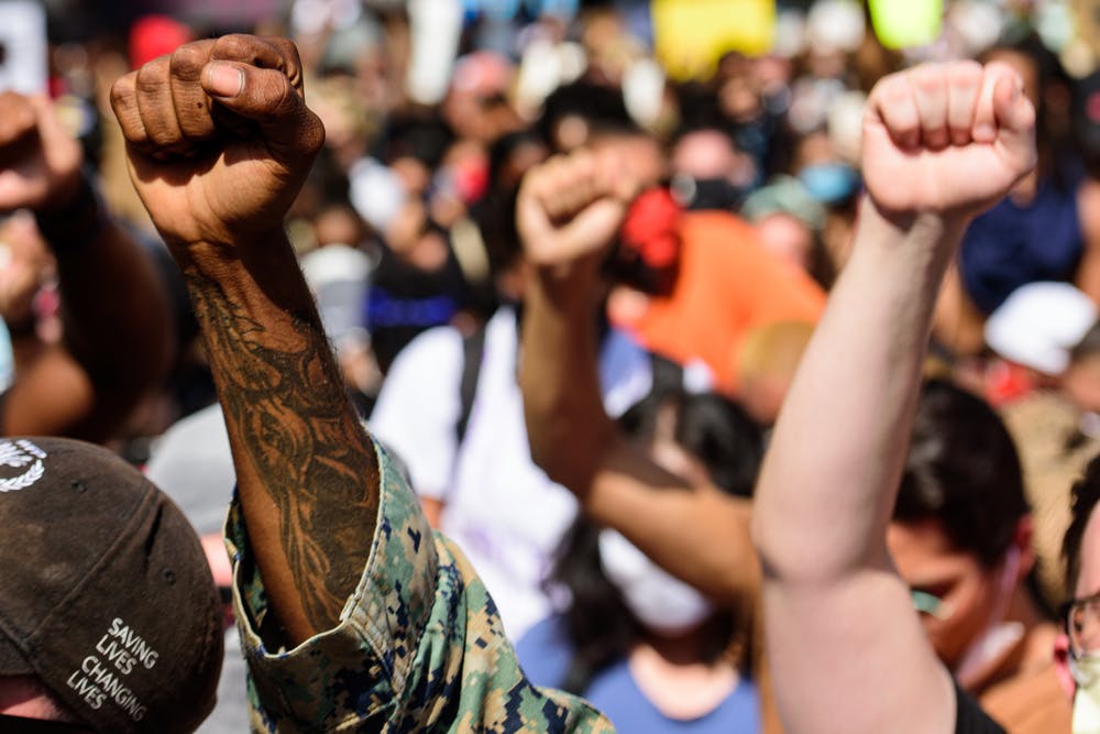 دست های سفید و سیاه در کنار هم در تظاهرات «جان سیاه‌پوستان مهم است» در تظاهرات مسالمت آمیز علیه قتل جورج فلوید. مرکز شهر میامی، فلوریدا، ایالات متحده آمریکا - ۳۱ مه ۲۰۲۰ - عکس از شاتر استاک