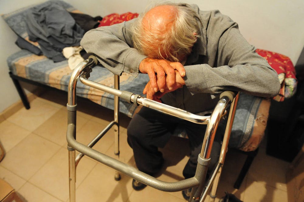 تصویر تزئینی از شاتر استاک یک فرد مسن را درمانده نشان می‌دهد