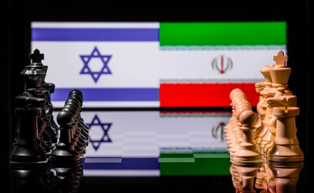 دو ضفحه شطرنج با پرچم اسرائیل و ایران در مقابل هم