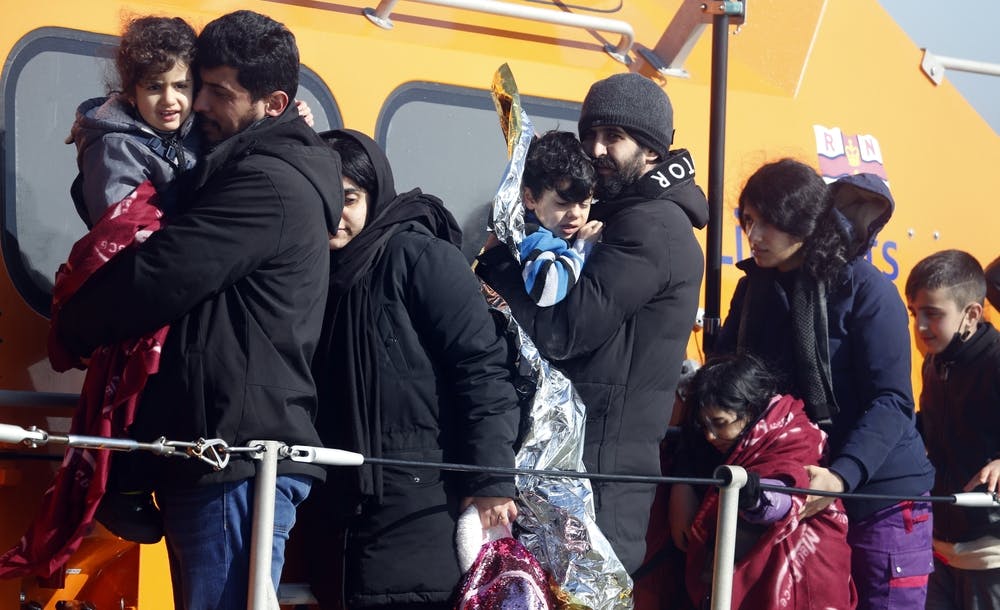 تصویری از عرشه یک قایق که پناهجویان اعم از مرد و زن و کودکان روی آن دیده می‌شوند