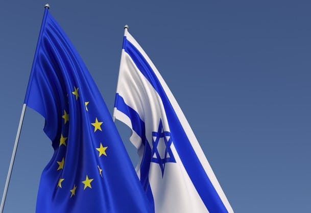 پرچم اسرائیل و اتحادیه اروپا کنار هم، پشت آن پس‌زمینه آبی