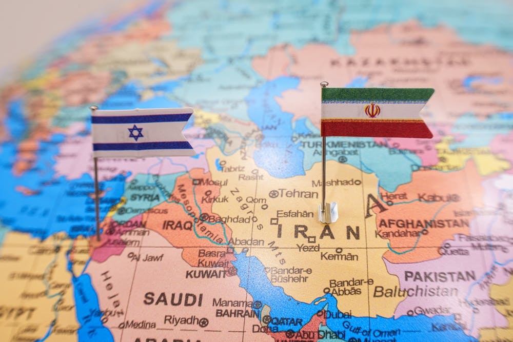 پرچم‌های اسرائیل و ایران