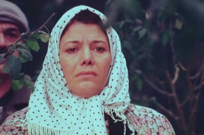 فخری خوروش در صحنه‌ای از فیلم تاراج به کارگردانی ایرج قادری، ۱۳۶۲