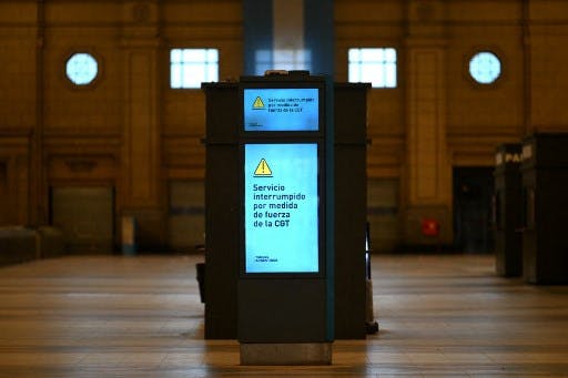 بر صفحه‌ی نمایش ایستگاه قطاری در بوئنوس آیرس، پایتخت آرژانتین نوشته است: «توقف خدمات به خاطر اعمال قدرت کنفدراسیون سراسری کارگران