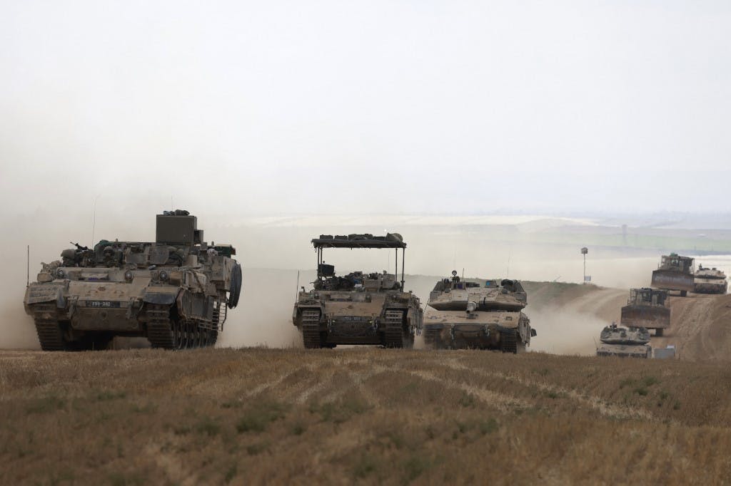 کاروان خودروهای نظامی اسرائیل در ۱۲ مه ۲۰۲۴ در نزدیکی مرز با نوار غزه در حرکت‌اند. (عکس از مناهم کهنا / خبرگزاری فرانسه)