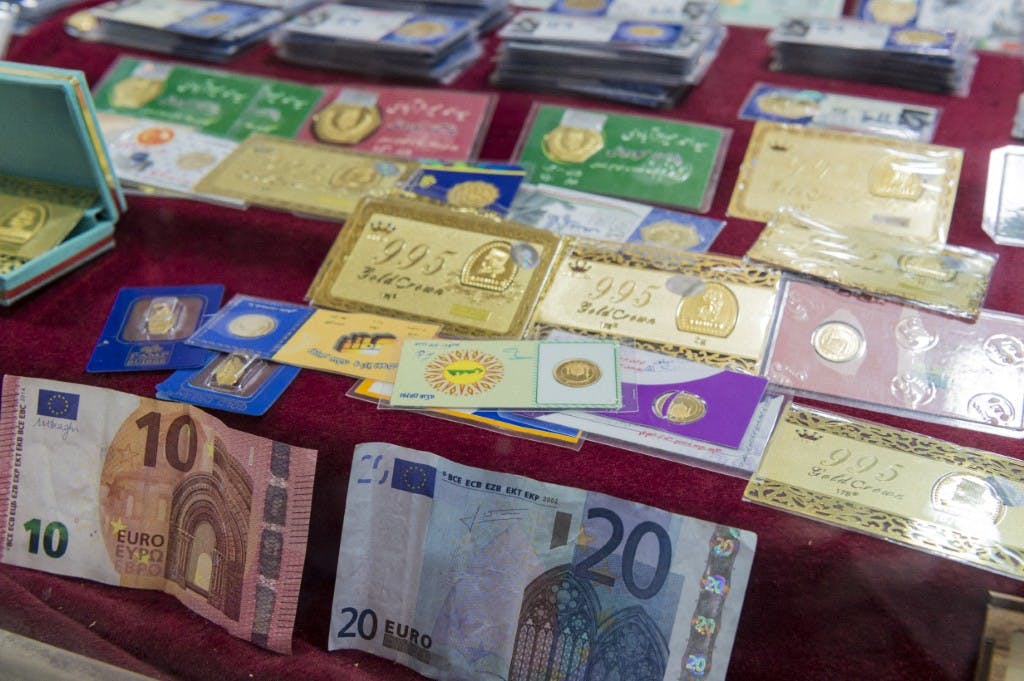 بازار کاشان و ویترینی یک مغازه که در ان سکه طلا و یورور و وجود دارد
