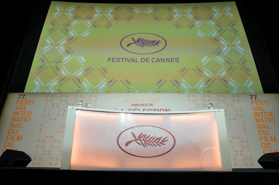 لوگوی جشنواره فیلم کن در کنفرانس مطبوعاتی برای اعلام فیلم‌های هفتادوهفتمین دوره این جشنواره در پاریس