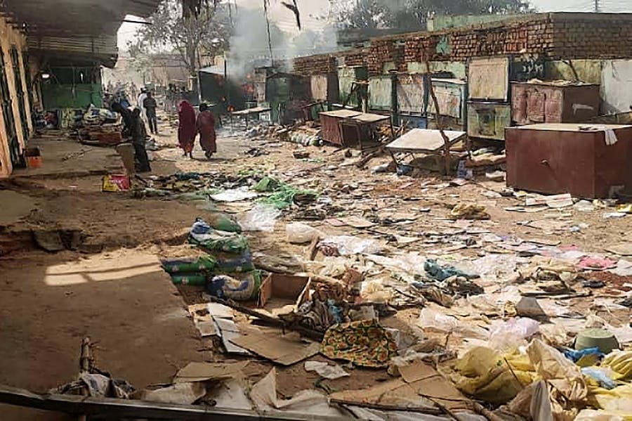 تصویری از بازار الجنینه مرکز دارفور غربی سودان. همه چیز در وسط خیابان روی زمین ریخته است و عده‌ای در انتهای تصویر در حال گذر هستند.