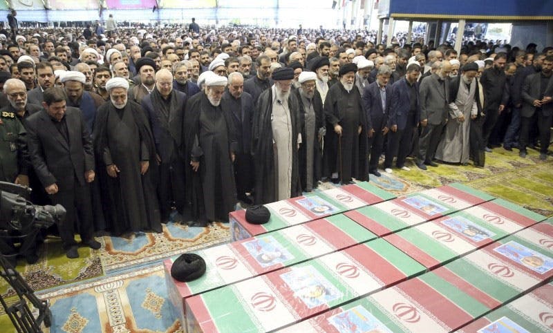 خامنه‌ای و سران جمهوری اسلامی در حال خواندن نماز بر جسد رئیسی