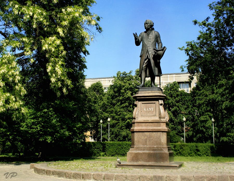 مجسمه کانت، دانشگاه کونیگزبرگ/کالینین‌گراد (منبع: ویکی‌پدیا)
