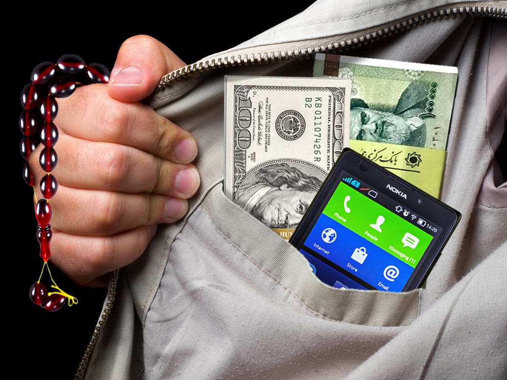 یک دسته دلار، یک دسته اسکناس هزار تومانی و یک موبایل در جیب یک مرد تسبیح به دست