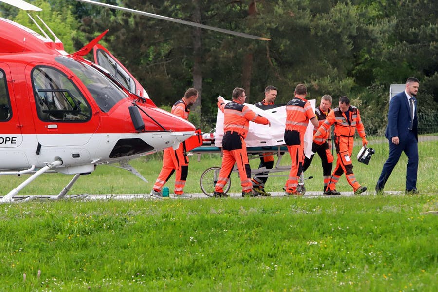 نیروهای اورژانس برانکارد حاوی رابرت فیچو، نخست‌وزیر اسلواکی را از بالگرد بیرون آورده و به سمت بیمارستان می‌روند.