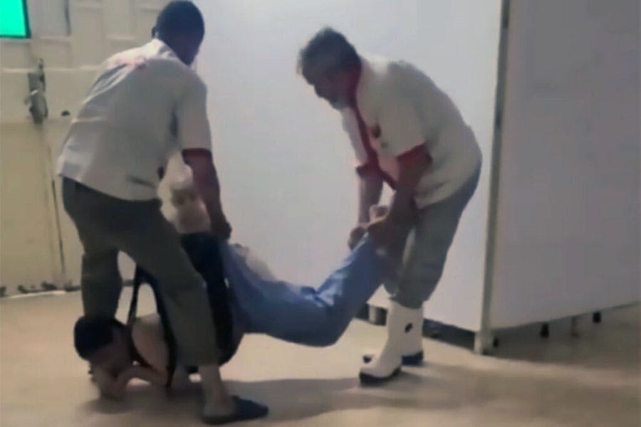 تصویر یکی از صحنه‌های دردناک از بدرفتاری با معلولان ساکن در «مرکز توانبخشی غیردولتی نگهداری معلولین ذهنی احسان اهواز» را نشان می‌دهد. از یک ویدئوی منتشر شده در اواخر تیر/اوائل مرداد ۱۴۰۱.