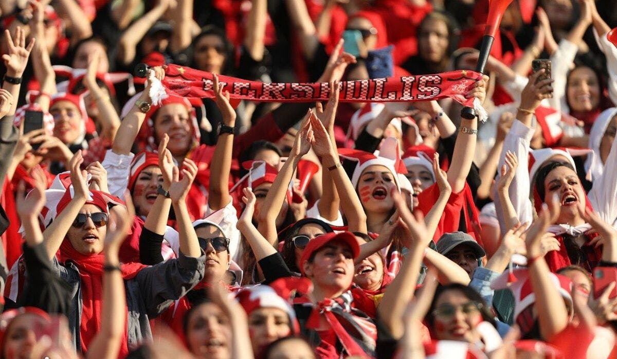 زنان در استادیوم آزادی با لباس و شال قرمز
