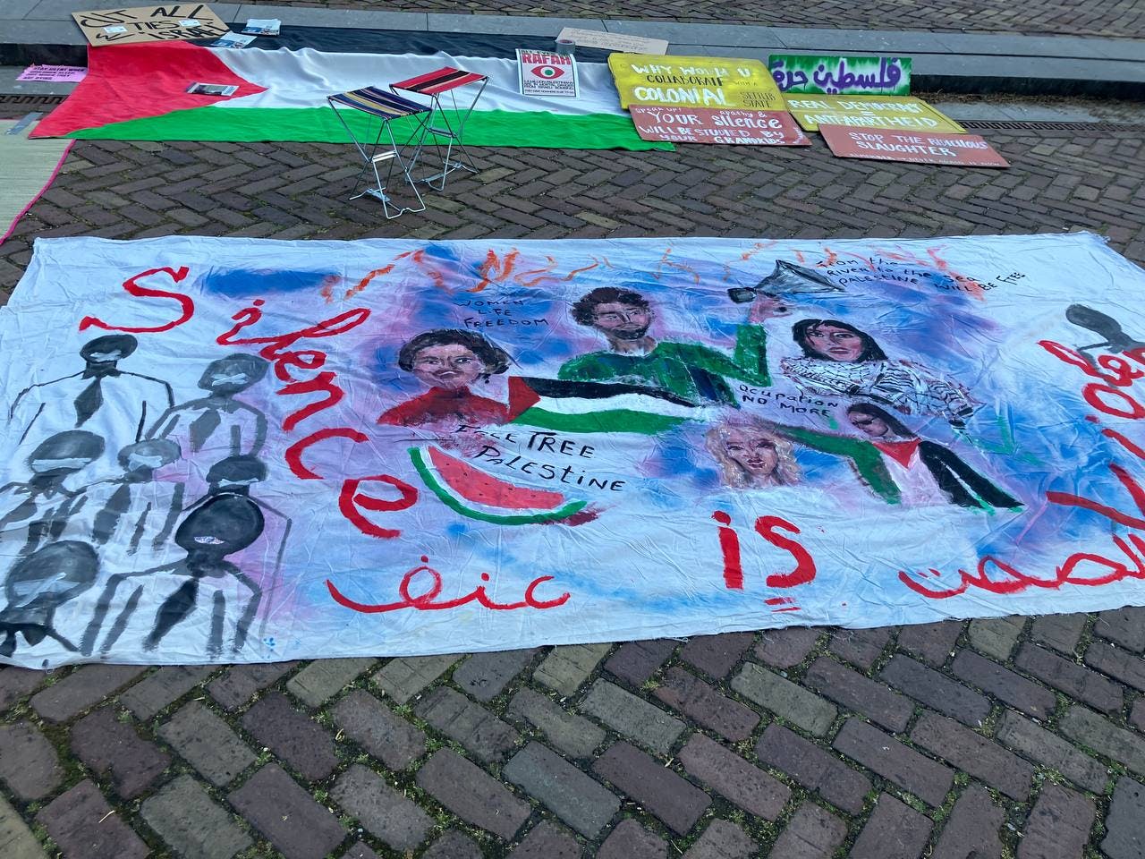 باندرولی روی زمین با طرح‌های متنوع - روی آن پرچم فلسطین کشیده شده و نوشته شده فلسطین را آزاد کنید