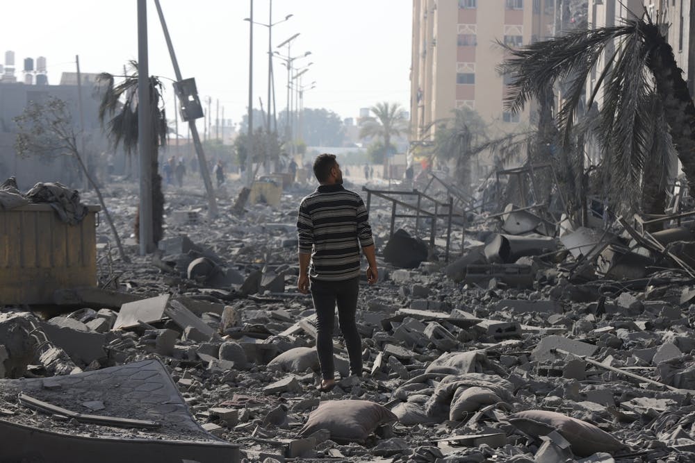 تصویر تزئینی از شاتر استاک یک نفر را در میانه ویرانه‌های جنگ در نوار غزه نشان می‌دهد.