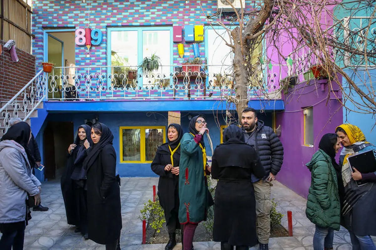تصویری از چندین زن و مرد در حیات مرکز سرای غذل در تهران