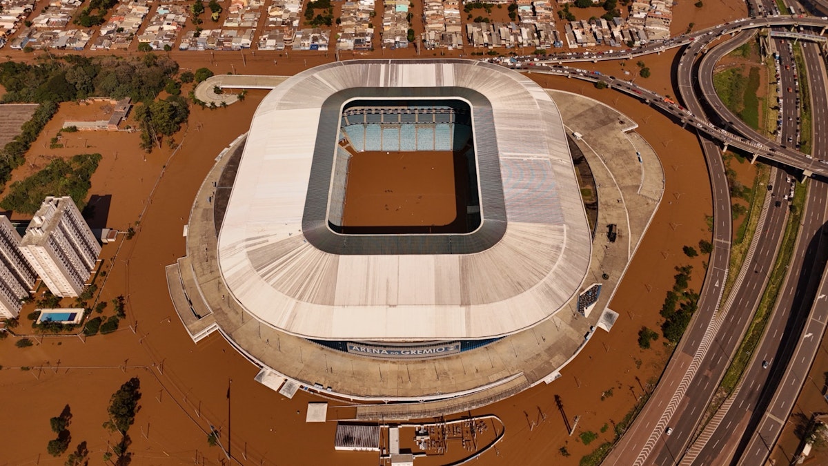 نمای هوایی از استادیوم آرنا دو گرمیو تیم فوتبال گرمیو برزیل در پورتو آلگره، سرشار از آب گل آلود سیل