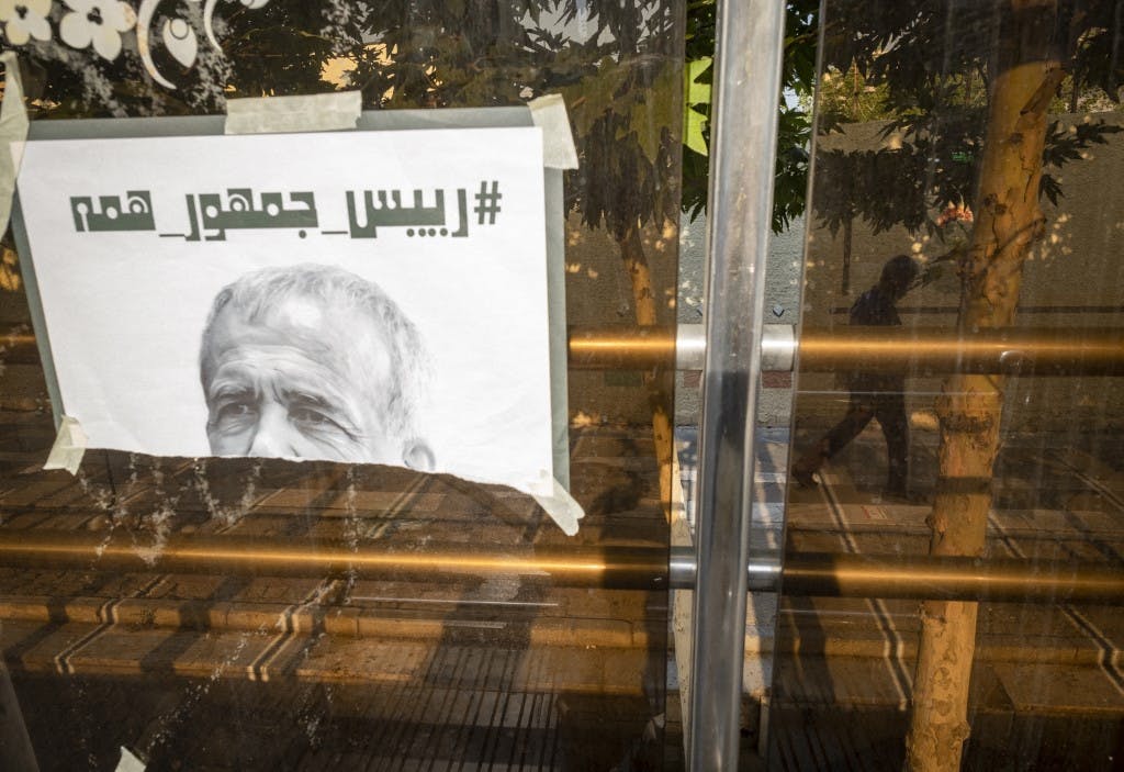 پوستر مسعود پزشکیان که روی آن نوشته شده «رئيس جمهور همه» و از وسط پاره شده است