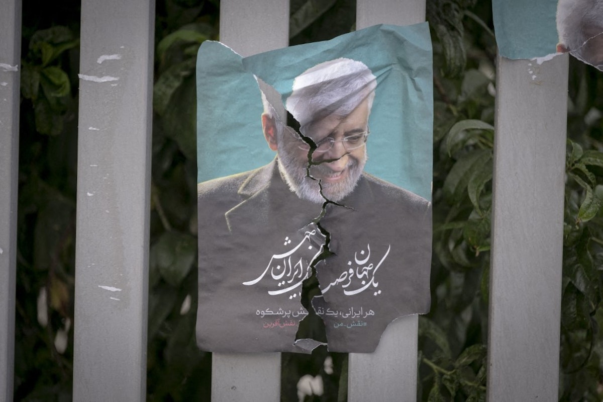 تصویری از یک پوستر انتخاباتی پاره شده سعید جلیلی، کاندیدای ریاست جمهوری انتخابات ۱۴۰۳، در جنوب تهران، تاریخ عکس: ۲۶ ژوئن ۲۰۲۴/ ۶ تیر ۱۴۰۳ (عکس از مرتضی نیکوبازل / NurPhoto / NurPhoto via AFP)