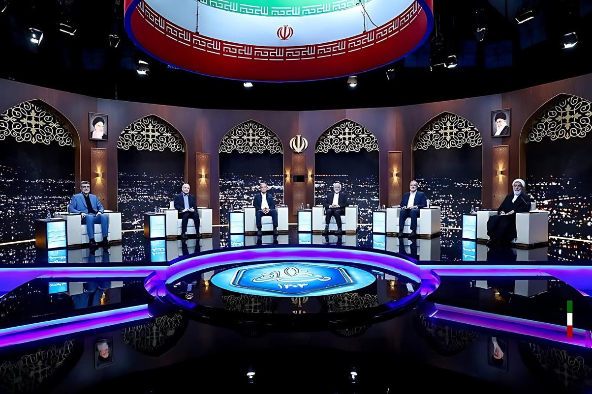 عکس از استودیوی ضبط مناظره‌های انتخاباتی ۱۴۰۳ در تلویزیون با شش نامزد