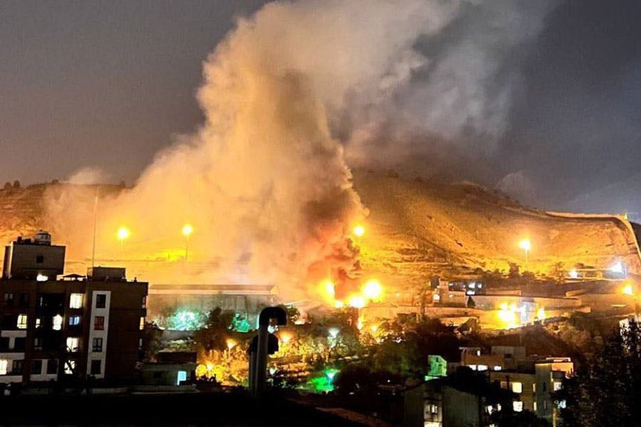 شعله‌های آتش دو برخواسته از زندان اوین در ۲۳ مهر ۱۴۰۱