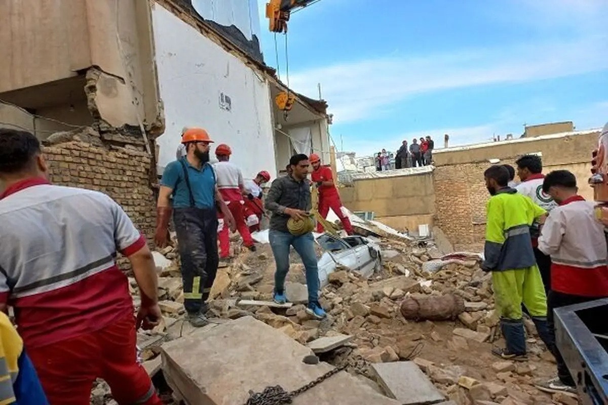 نیروهای امداد نجات در حال جستحو برای یافتن کارگران مدفون شده د زیر آوار یک ساختمان مخروبه