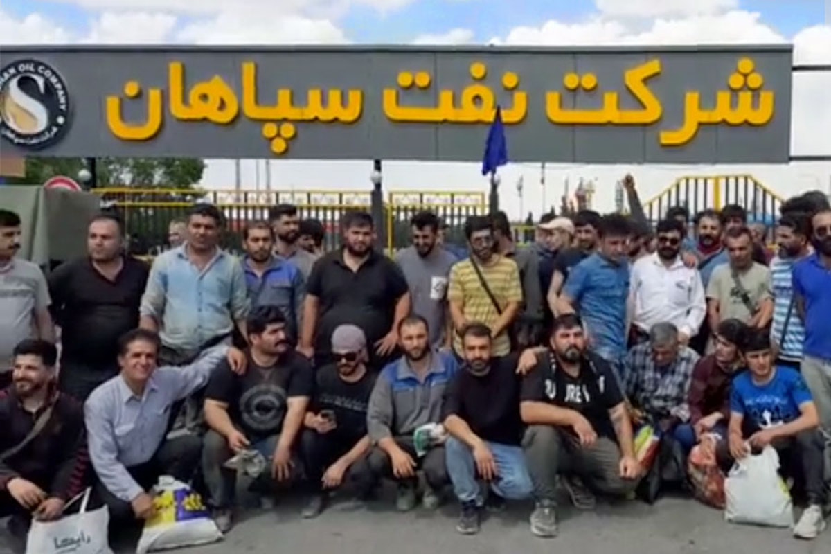 کارگران پیمانکاری پروژه نفت سپاهان اصفهان در مقابل درب ورودی این کارخانه ایستاده‌اند.