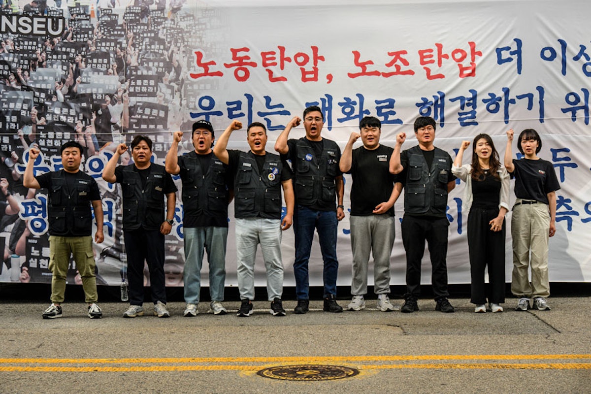 شماری از کارکنان شرکت سامسونگ در کره جنوبی ایستاده در اعتصابی کارگری