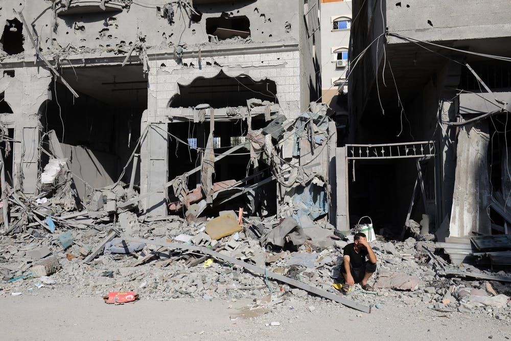 مردی ناراحت در کنار خانه ویران شده، فلسطینیان پس از حمله هوایی اسرائیل در شهر رفح در جنوب نوار غزه در 12 اکتبر 2023 خانه ای را جستجو می کنند.