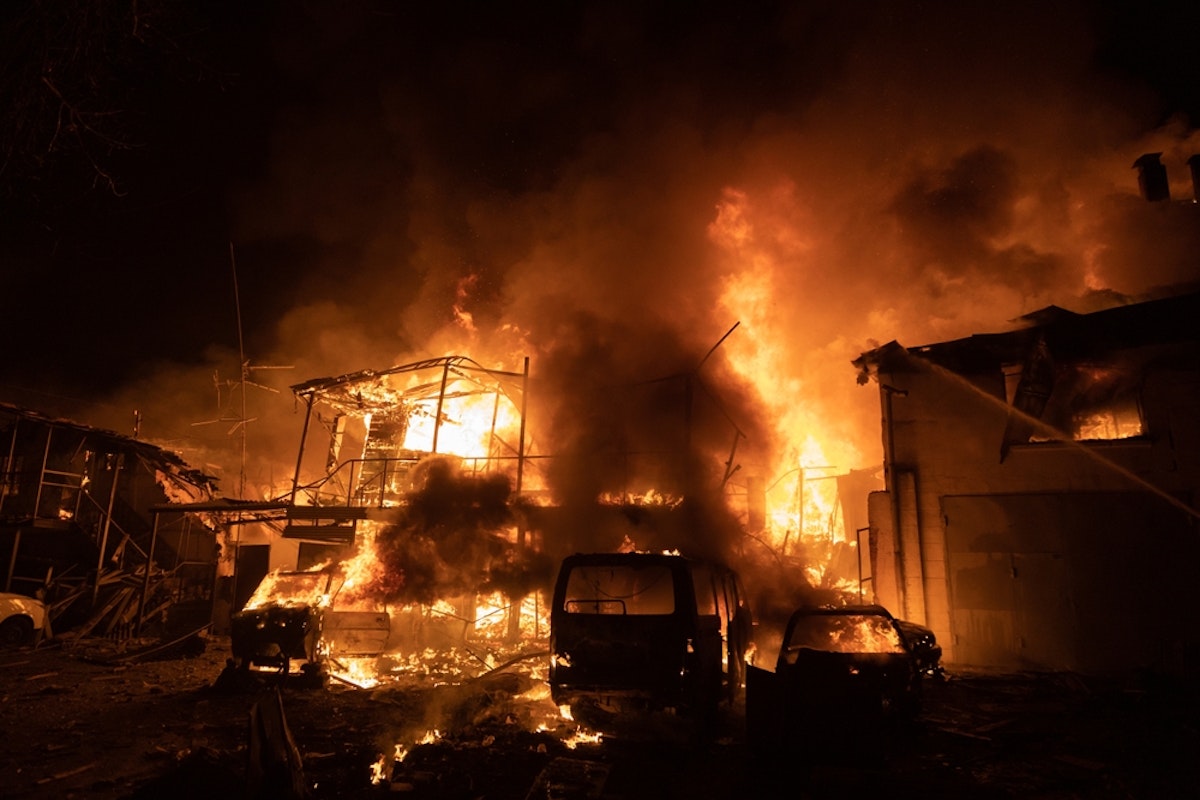 تصویری از ساختمان های آتش گرفته در جنگ اوکراین
