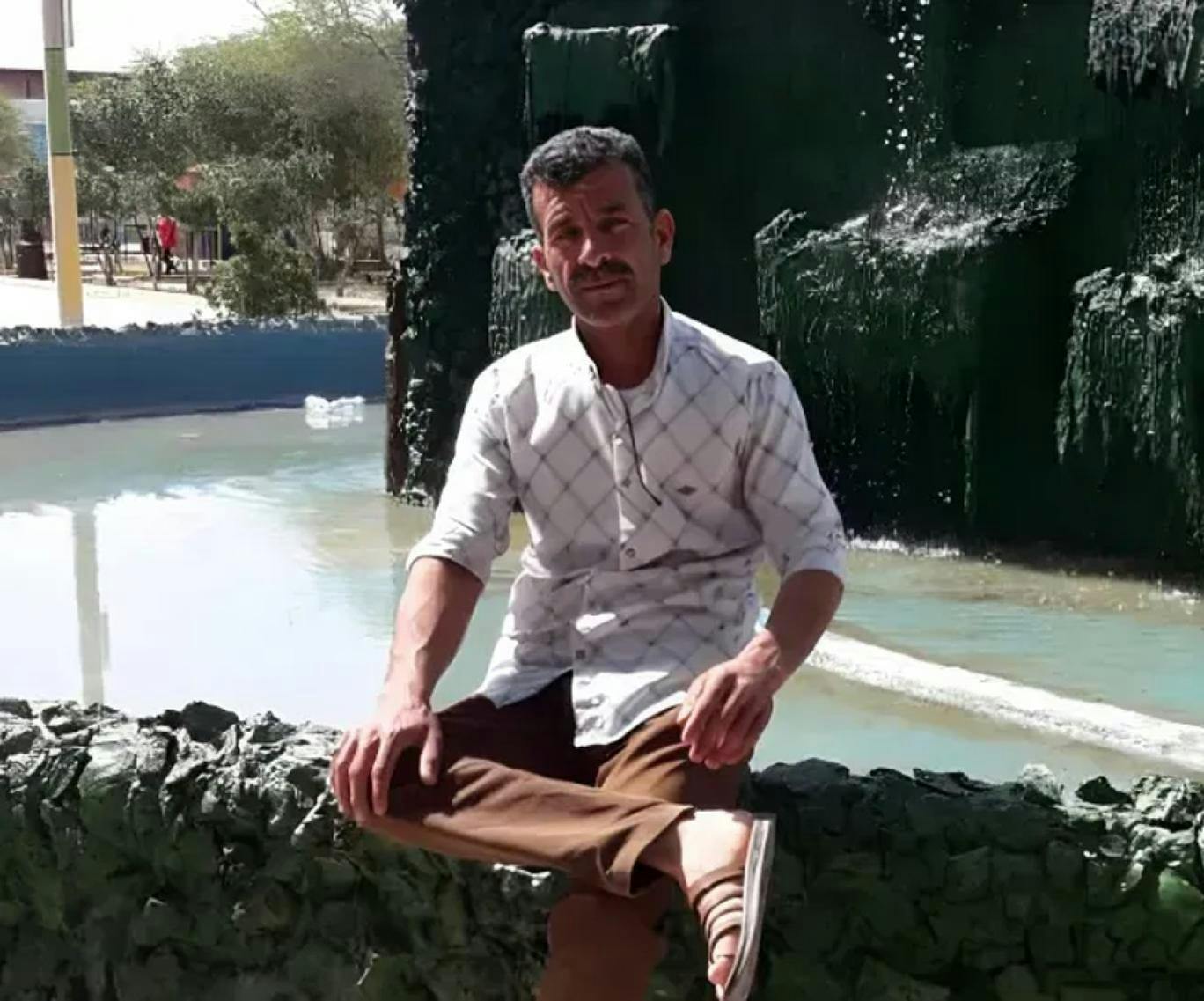 عباس دریس در این عکس در حالی که بر لبه یک حوض نشسته دیده می‌شود