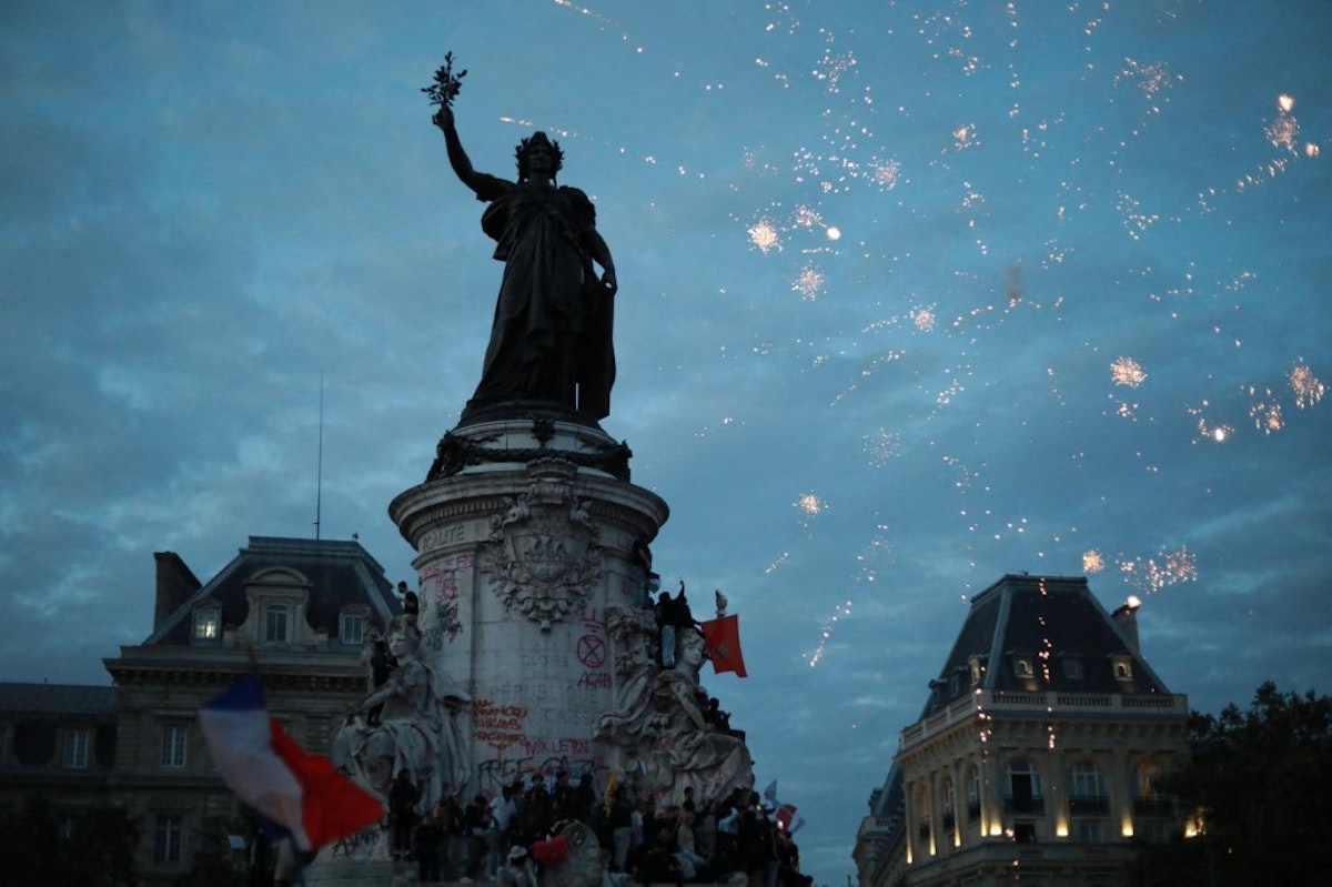 جشن و آتش‌بازی در پاریس پس از پیروزی بلوک چپ‌ها و شکست راست افراطی