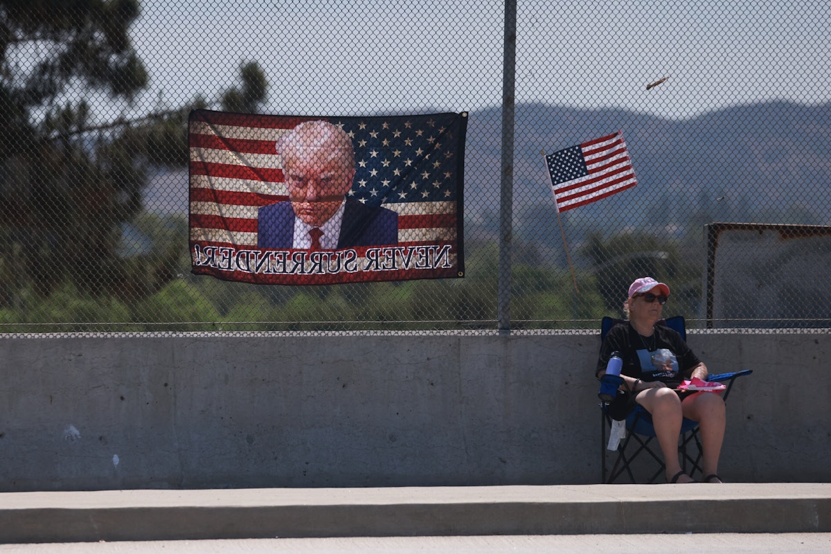 ۱۴ ژوئیه ۲۰۲۴. یکی از طرفداران ترامپ در حاشیه بزرگراهی در کالیفرنیا. عکس: خبرگزاری فرانسه