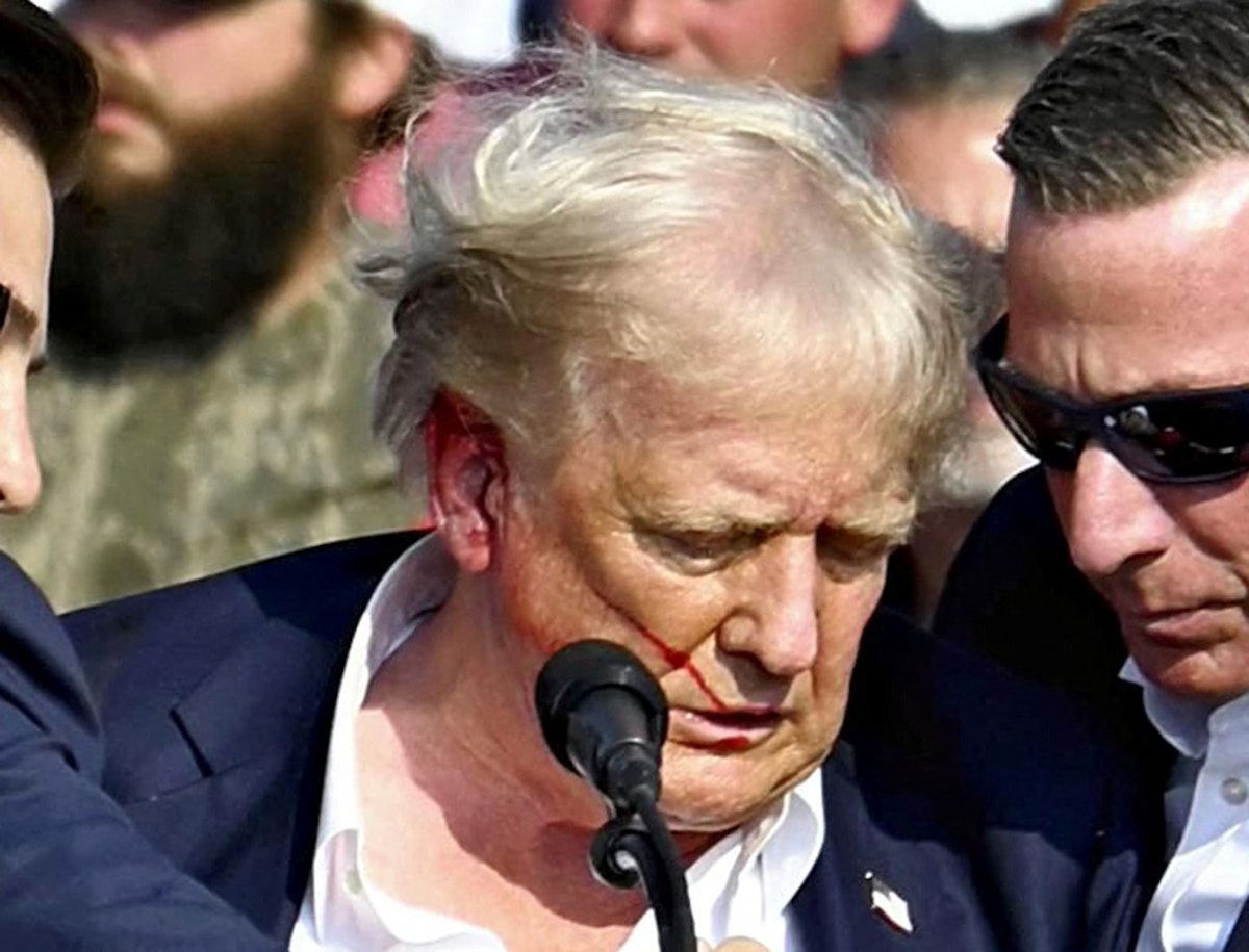 تصویری از دونالد ترامپ در حالی که خون از روی گوش او به صورتش می‌جکد