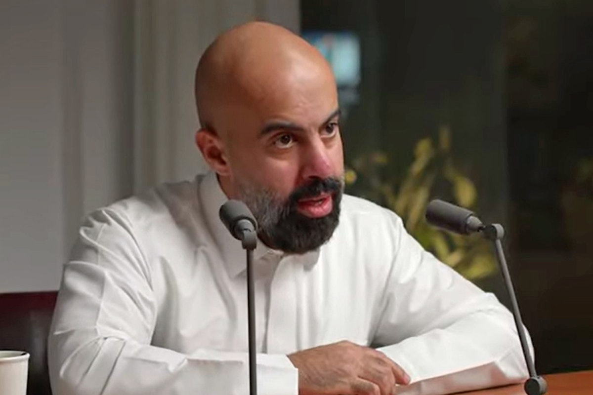 عبدالعزیز المزینی، تهیه‌کننده تلویزیونی سعودی در حال صحبت پشت دو میکروفون